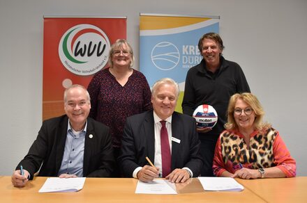 Landrat Wolfgang Spelthahn (Mitte) und Hubert Martens, Präsident Westdeutscher Volleyball-Verband, (v.l.) besiegeln die Ausrichtung der Westdeutschen Beachvolleyball-Meisterschaften im Kreis Düren. Annegret Greven (v.r.) und Sabine Lauterbach (h.l.), beide Kreis Düren, sowie Wettkampfleiter Bernd Werscheck (h.r.) freuen sich ebenfalls auf das sportliche Highlight im Sommer.