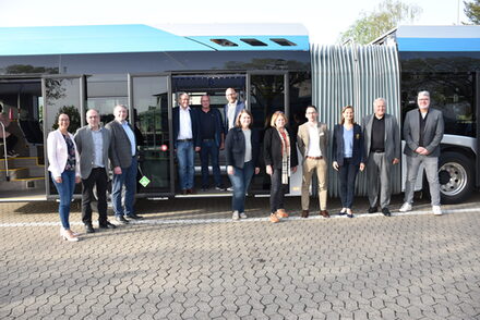 Zum ersten Mal fährt ein Wasserstoff-Gelenkbus der Firma Solaris testweise durch den Kreis Düren. Er wurde auf dem Betriebshof der Rurtalbus GmbH präsentiert.