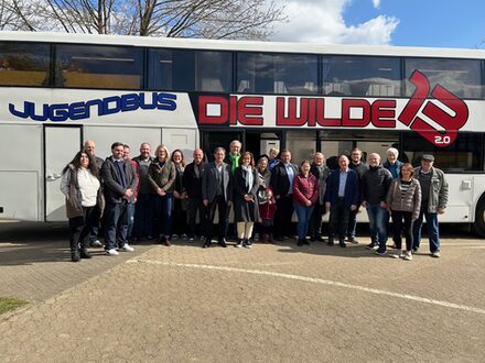 Gruppenbild vor dem Bus