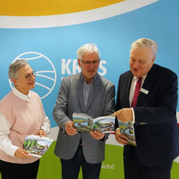 Landrat und Ersteller schauen sich die Broschüre an