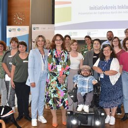 Beim "Zukunftsworkshop Inklusion" des Kreises Düren präsentierte der Aktivist Raúl Krauthausen (Mitte) einen bewegenden Vortrag über seine Perspektive zum Thema Inklusion. Gemeinsam wurden zudem Lösungen für die politische Teilhabe für Menschen mit Behinderungen gesammelt.