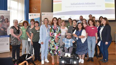 Beim "Zukunftsworkshop Inklusion" des Kreises Düren präsentierte der Aktivist Raúl Krauthausen (Mitte) einen bewegenden Vortrag über seine Perspektive zum Thema Inklusion. Gemeinsam wurden zudem Lösungen für die politische Teilhabe für Menschen mit Behinderungen gesammelt.