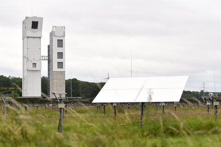 Mit Hilfe von vielen Spiegeln wird das Sonnenlicht an die Spitze des Solarturms gelenkt, wo es in Wärme umgewandelt wird.