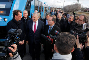Großer Medienrummel bei der Präsentation des ersten Wasserstoffzuges im Kreis Düren: Landrat Wolfgang Spelthahn (3. v. l.) mit NRW-Verkehrsminister Hendrik Wüst, Alstom-Geschäftsführer Burkhard Reuter und dem Landtagsabgeordneten Dr. Ralf Nolten (v. l.).