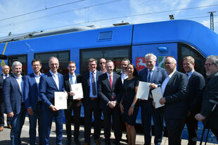 Bundesverkehrsminister Dr. Volker Wissing (7. von rechts) übergab heute in Düren Förderurkunden über 81,6 Millionen Euro, die für die Anschaffung von Wasserstoffzügen, Tankstellen und den Bau von Elektrolyseuren genutzt werden.