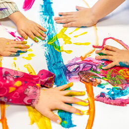 Bild zeigt malende Kinderhände.