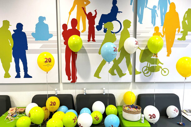 Im Familienbüro des Kreises Düren warten heute bunte Ballons und Süßigkeiten auf die Besucher.